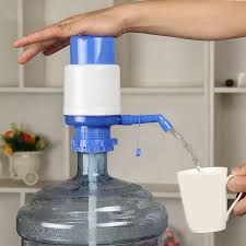 Manual water dispenser pump
